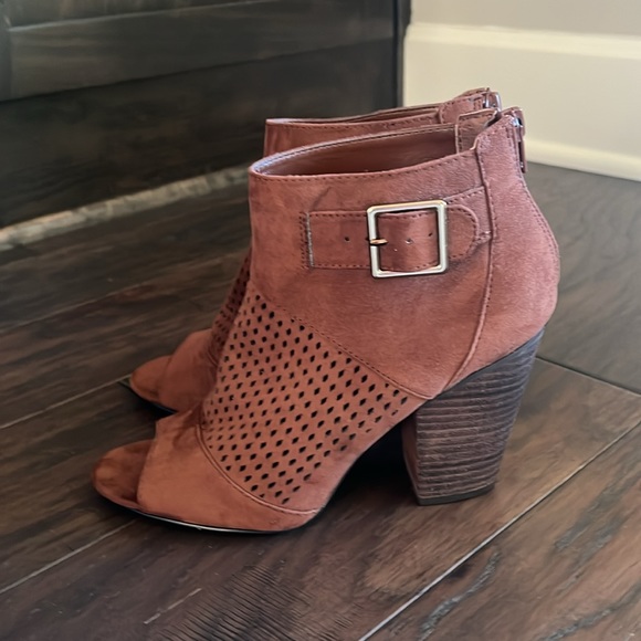 Women’s Carlos Santana Vegan Perforated Shoe Bootie Faux Suede Cognac Size 7 - Picture 3 of 10